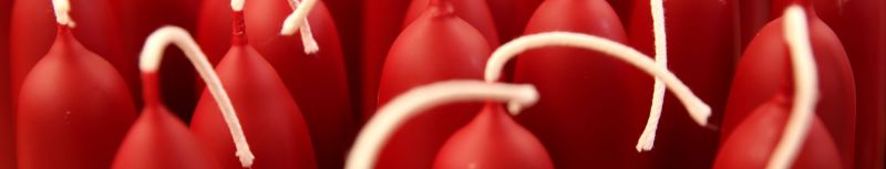 Nahaufnahme mehrerer roter Kerzen aus unserer Kerzenmanufaktur