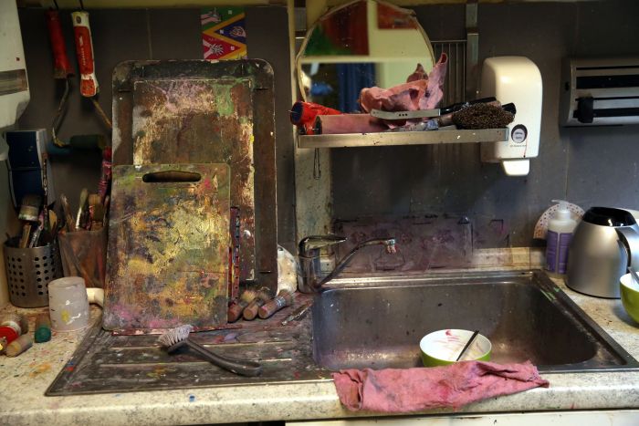 Waschbecken mit Pinseln und viel Farbe in unserem Atelier