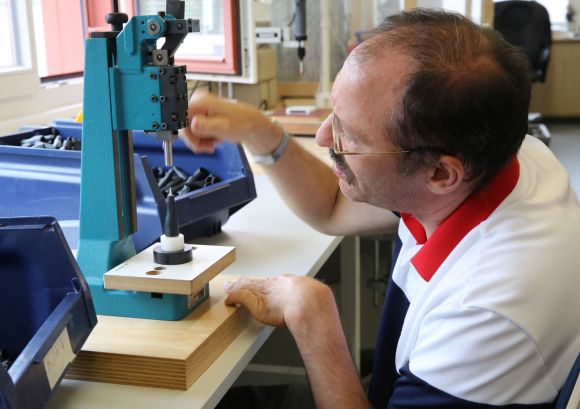 Profilaufnahme eines Mitarbeiters aus unserer Montage-Werkstatt