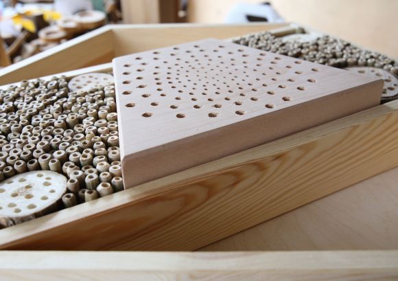 Nahmaufnahme Dübel und Holzstücke aus unserer Tischlerei