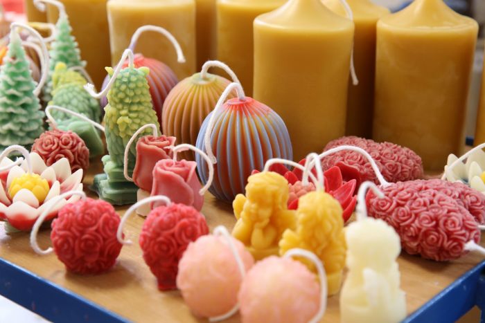 Nahaufnahme von mehreren verschiedenen Kerzen in verschiedenen Farben und Formen